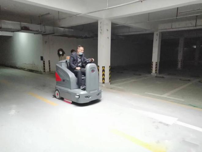 汉中小区物业保洁不用人力改用驾驶式洗地机了